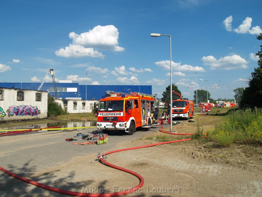 Feuer Koeln Ossendorf Butzweiler Hof neben IKEA P131.JPG